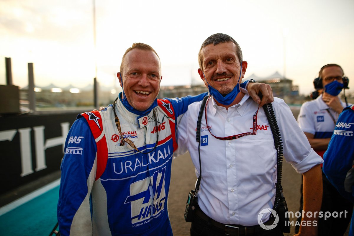 Guenther Steiner, Team Principal, Haas F1, on the grid with a mechanic