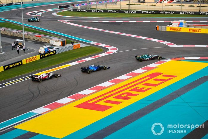 Sebastian Vettel, Aston Martin AMR21, Nicholas Latifi, Williams FW43B, Kimi Raikkonen, Alfa Romeo Racing C41