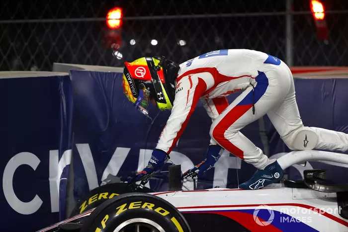 Mick Schumacher, Haas VF-21, se baja de su coche después de estrellarse en la carrera