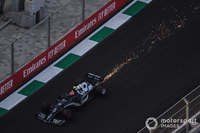 Pierre Gasly, AlphaTauri AT02, echa chispas