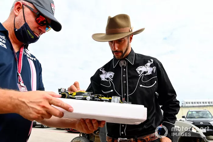 Daniel Ricciardo, McLaren firma un modelo de coche Renault F1