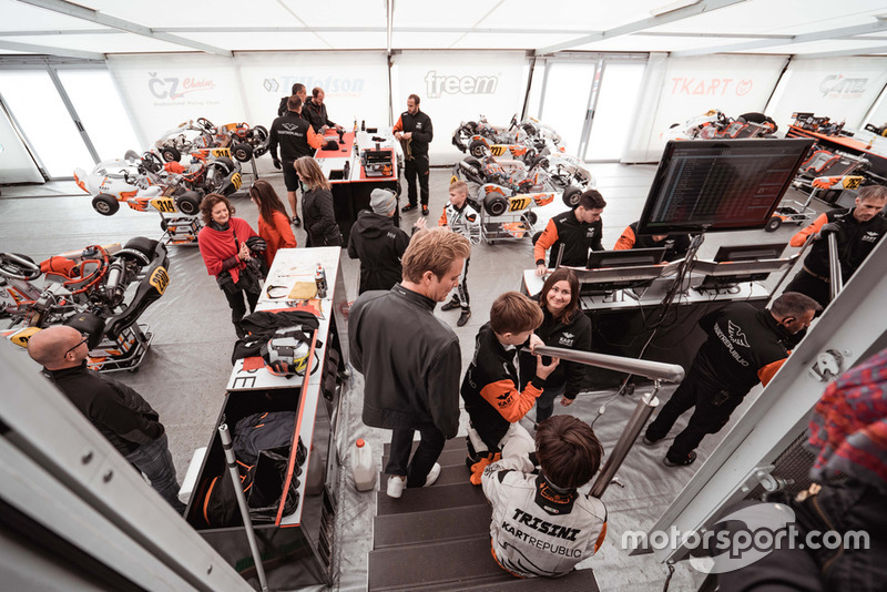 Nico Rosberg et Taylor Barnard visitent les locaux de l'équipe Kart Republic