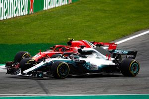 Lewis Hamilton, Mercedes AMG F1 W09, Kimi Raikkonen, Ferrari SF71H