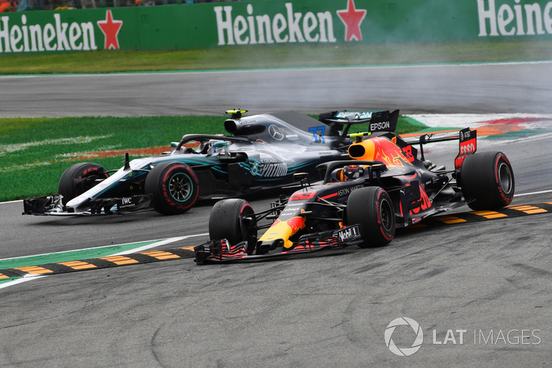 Verstappen snijdt de chicane af in gevecht met Bottas