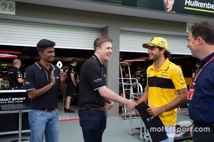 Participantes de la Academia de Ingeniería de Infiniti con James Allen y Carlos Sainz Jr., Renault Sport F1 Team