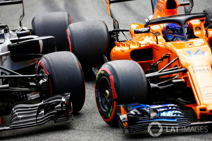 Kevin Magnussen, Haas F1 Team VF-18, y Fernando Alonso, McLaren MCL33, batallan en Monza