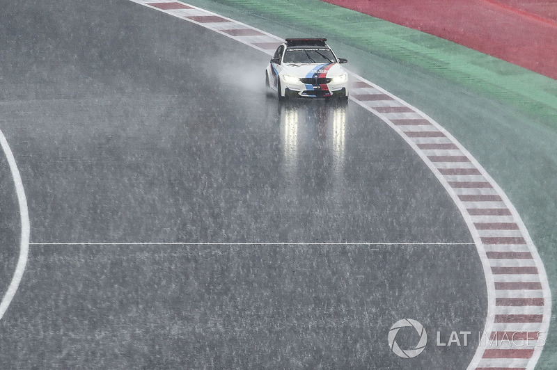 Safety car BMW mengecek kondisi lintasan