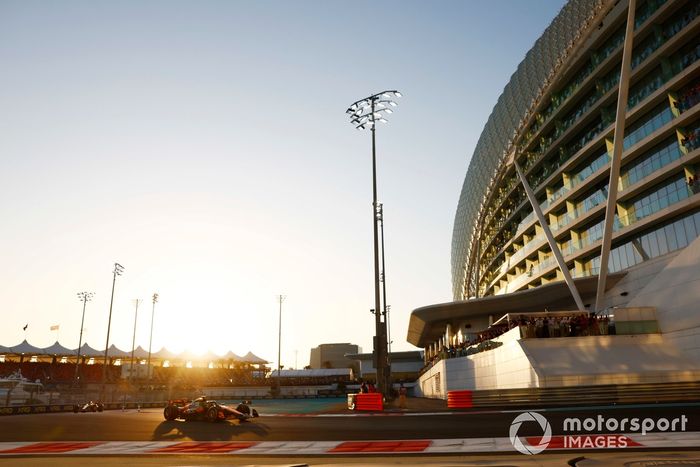 Lando Norris, McLaren MCL38, Oscar Piastri, McLaren MCL38, na okrążeniu formującym