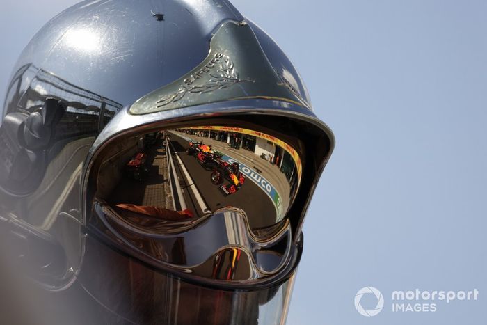 Max Verstappen, Red Bull Racing RB16B, reflejado en un casco de bomberos