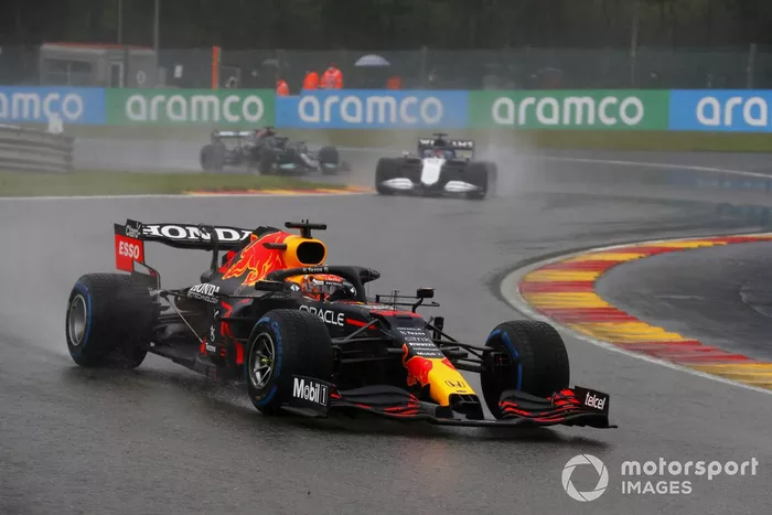 Max Verstappen, Red Bull Racing RB16B, George Russell, Williams FW43B, Lewis Hamilton, Mercedes W12