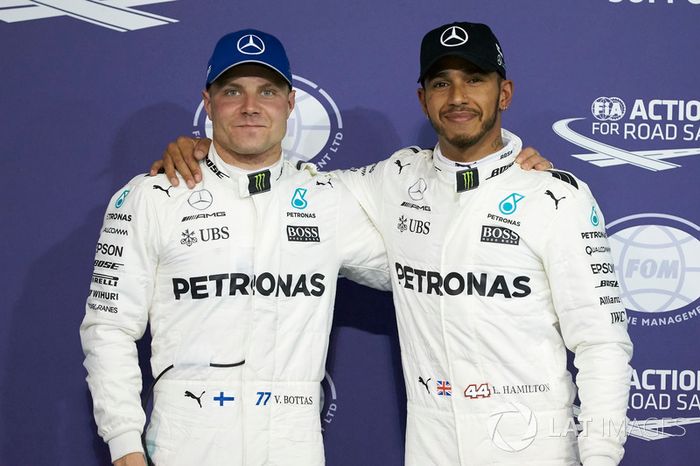 Ganador de la pole Valtteri Bottas, Mercedes AMG F1, Lewis Hamilton, Mercedes AMG F1