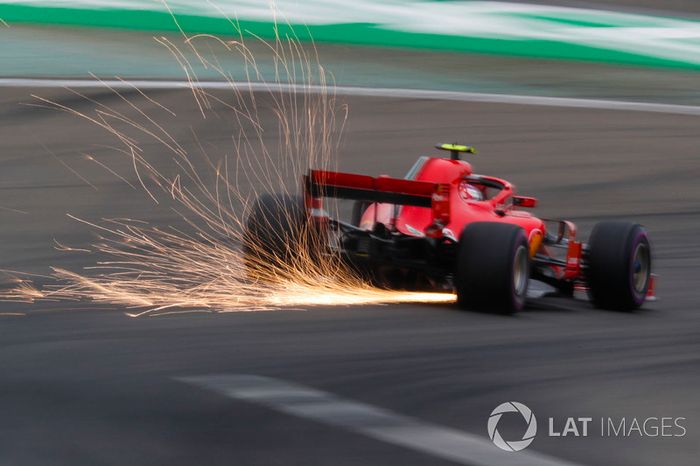 Las chispas vuelan desde el coche de Kimi Raikkonen, Ferrari SF71H