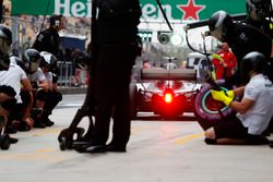 Valtteri Bottas, Mercedes AMG F1 W09, pit stop