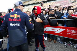 Max Verstappen, Red Bull Racing saluda a Lewis Hamilton, Mercedes AMG F1