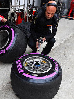 Ingegneri Ferrari e Pirelli con pneumatici Pirelli