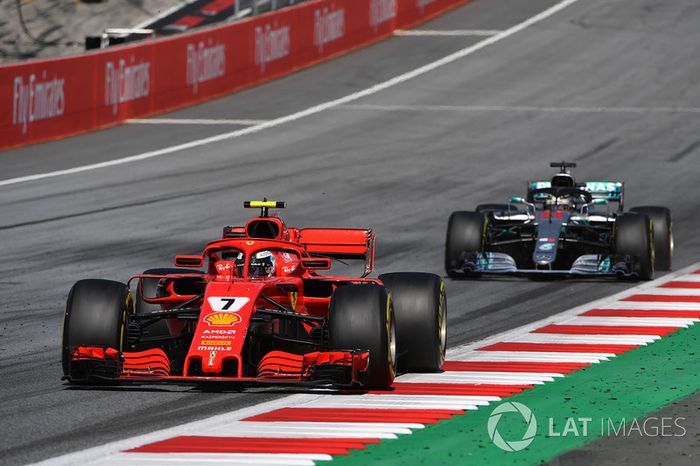 Kimi Raikkonen, Ferrari SF71H y Lewis Hamilton, Mercedes-AMG F1 W09