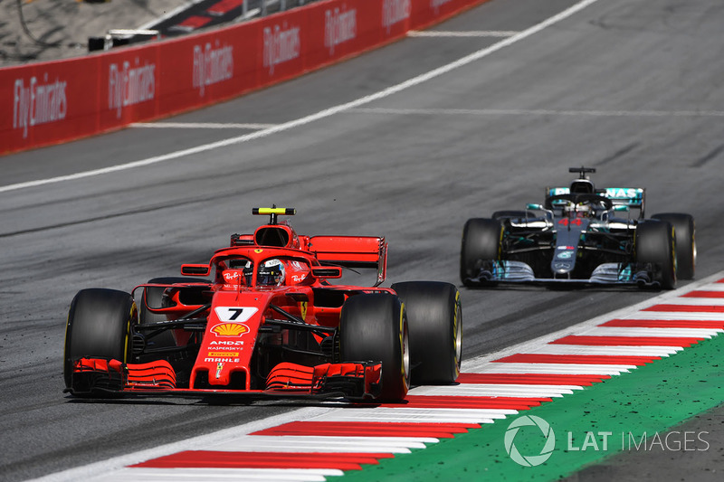 Kimi Raikkonen, Ferrari SF71H leads Lewis Hamilton, Mercedes-AMG F1 W09