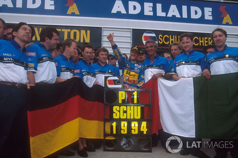 Michael Schumacher, Flavio Briatore, Tom Walkinshaw ve Benetton takımı ile şampiyonluğu kutluyor