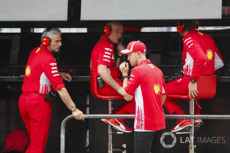 Après son accident, Sebastian Vettel, Ferrari, parle à Maurizio Arrivabene, Team Principal, Ferrari, et Jock Clear, directeur de l'ingénierie Ferrari