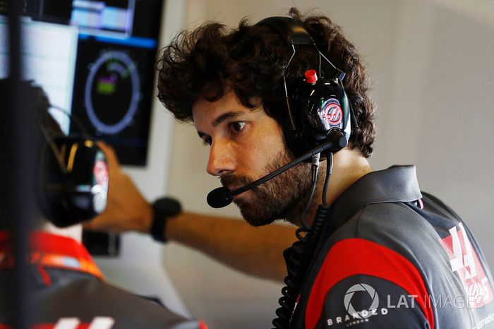 Un miembro del equipo de F1 de Haas en el trabajo