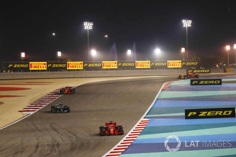 Sebastian Vettel, Ferrari SF71H, Valtteri Bottas, Mercedes AMG F1 W09 y Kimi Raikkonen, Ferrari SF71H
