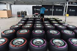 Mecánico de Mercedes AMG F1 y neumáticos de Pirelli