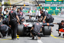 Haas F1 team dans la voie des stands avec Kevin Magnussen, Haas F1 Team