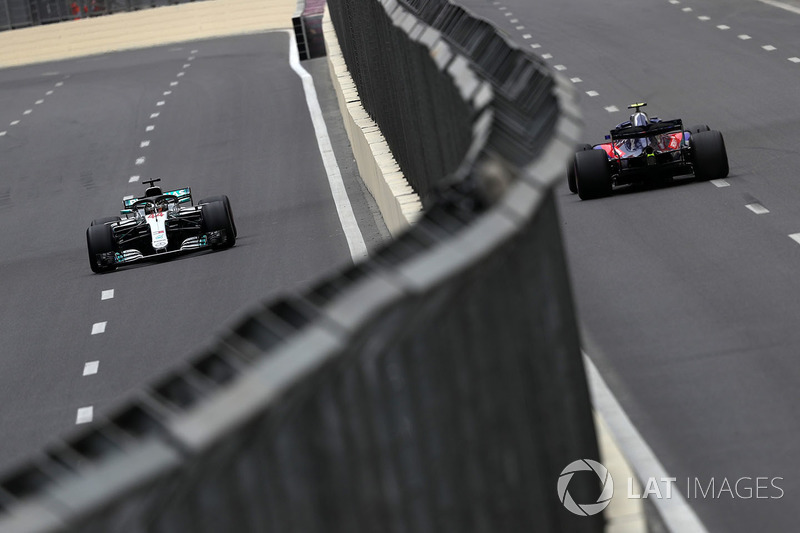 Lewis Hamilton, Mercedes-AMG F1 W09 EQ Power dan Pierre Gasly, Scuderia Toro Rosso STR13