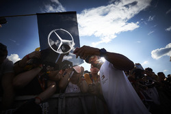 Lewis Hamilton, Mercedes AMG F1, posa per una foto con dei tifosi