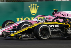 Esteban Ocon, Force India VJM11, battles with Carlos Sainz Jr., Renault Sport F1 Team R.S. 18