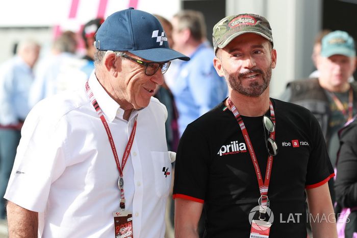 Carmelo Ezpeleta, CEO Dorna Sports y Max Biaggi