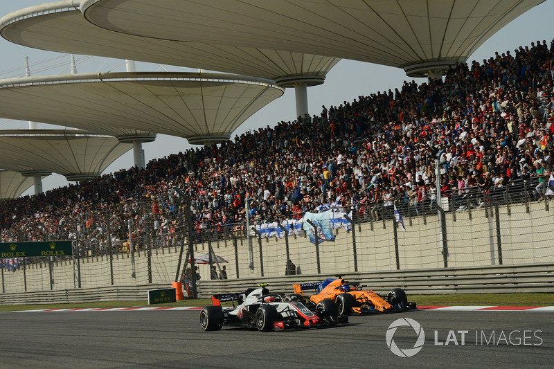 Kevin Magnussen, Haas F1 Team VF-18 and Fernando Alonso, McLaren MCL33 battle