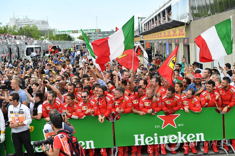 Yarış galibi Sebastian Vettel, Ferrari, parc ferme