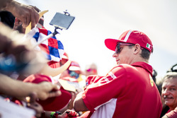 Kimi Raikkonen, Ferrari firma autógrafos para los fanáticos