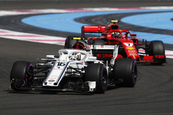 Charles Leclerc, Sauber C37, devant Kimi Raikkonen, Ferrari SF71H