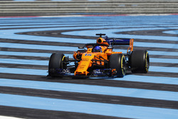 Фернандо Алонсо, McLaren MCL33, за межами траси
