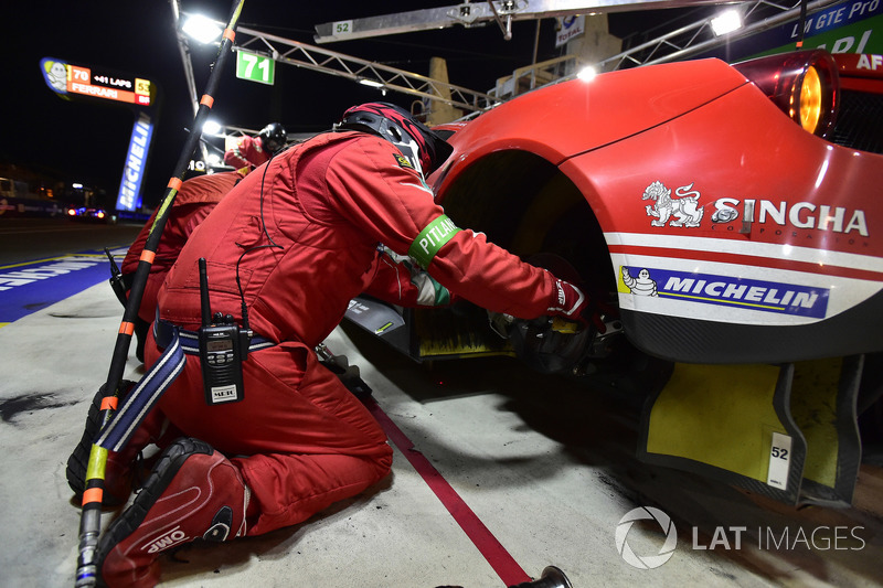 #52 AF Corse Ferrari 488 GTE EVO: Toni Vilander, Antonio Giovinazzi, Pipo Derani, pit stop