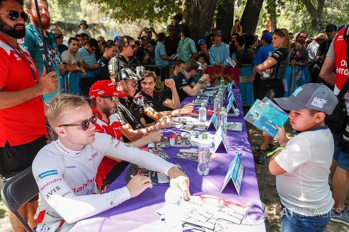 Felix Rosenqvist, Mahindra Racing sesión de autógrafos