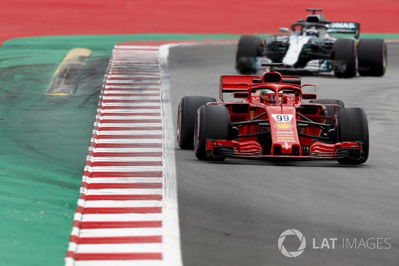 Antonio Giovinazzi, Ferrari SF71H, leads Valtteri Bottas, Mercedes AMG F1 W09