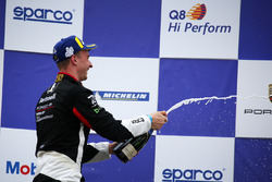 Podio Gara 2: il secondo classificato Diego Bertonelli, Dinamic Motorsport festeggia con lo champagne