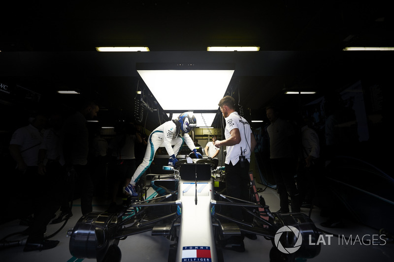 Valtteri Bottas, Mercedes AMG F1, sube a su auto