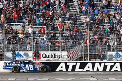 Le vainqueur Jimmie Johnson, Hendrick Motorsports Chevrolet fête sa victoire