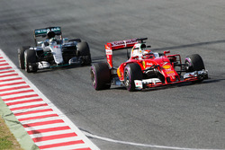 Кими Райкконен, Ferrari SF16-H едет впереди Нико Росберга, Mercedes AMG F1 W07 Hybrid