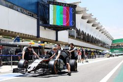 EL Sahara Force India F1 VJM09 de Nico Hulkenberg, empujado por el pit lane