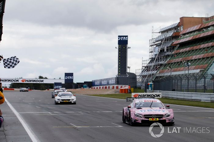 Bandera a cuadros para Lucas Auer, Mercedes-AMG Team HWA, Mercedes-AMG C63 DTM