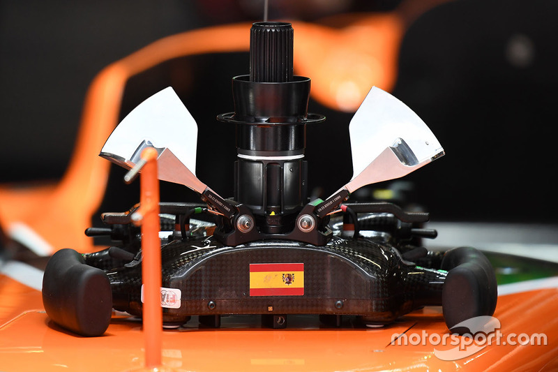 McLaren MCL32 steering wheel detail