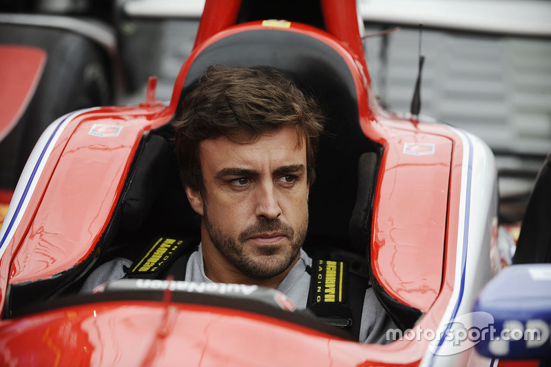 Fernando Alonso mencoba duduk di kokpit mobil Marco Andretti