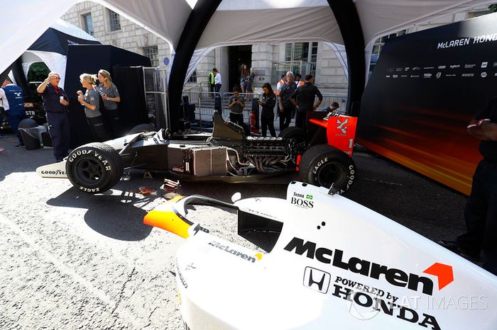 El coche de Ayrton Senna McLaren MP4/6 1991 es preparado para la demostración