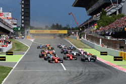 Себастьян, Ferrari SF70H очолює пелотон на старті гонки