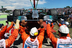 La voiture de Valtteri Bottas, Mercedes-Benz F1 W08 est ramenée